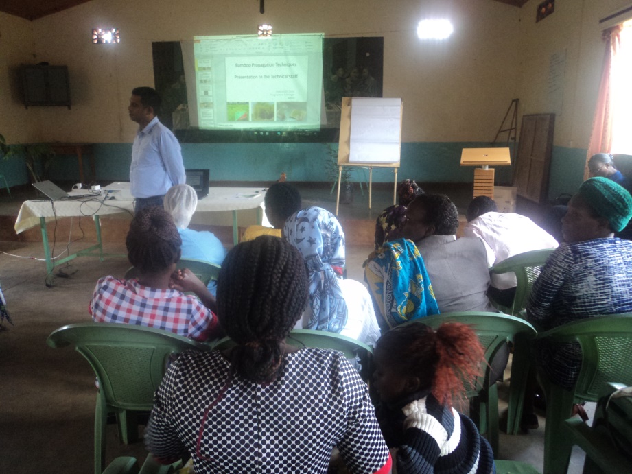 Mr. Durai (Regional Programme Manager – Dutch-Sino-East Africa- INBAR) explains some bamboo concepts to the participants