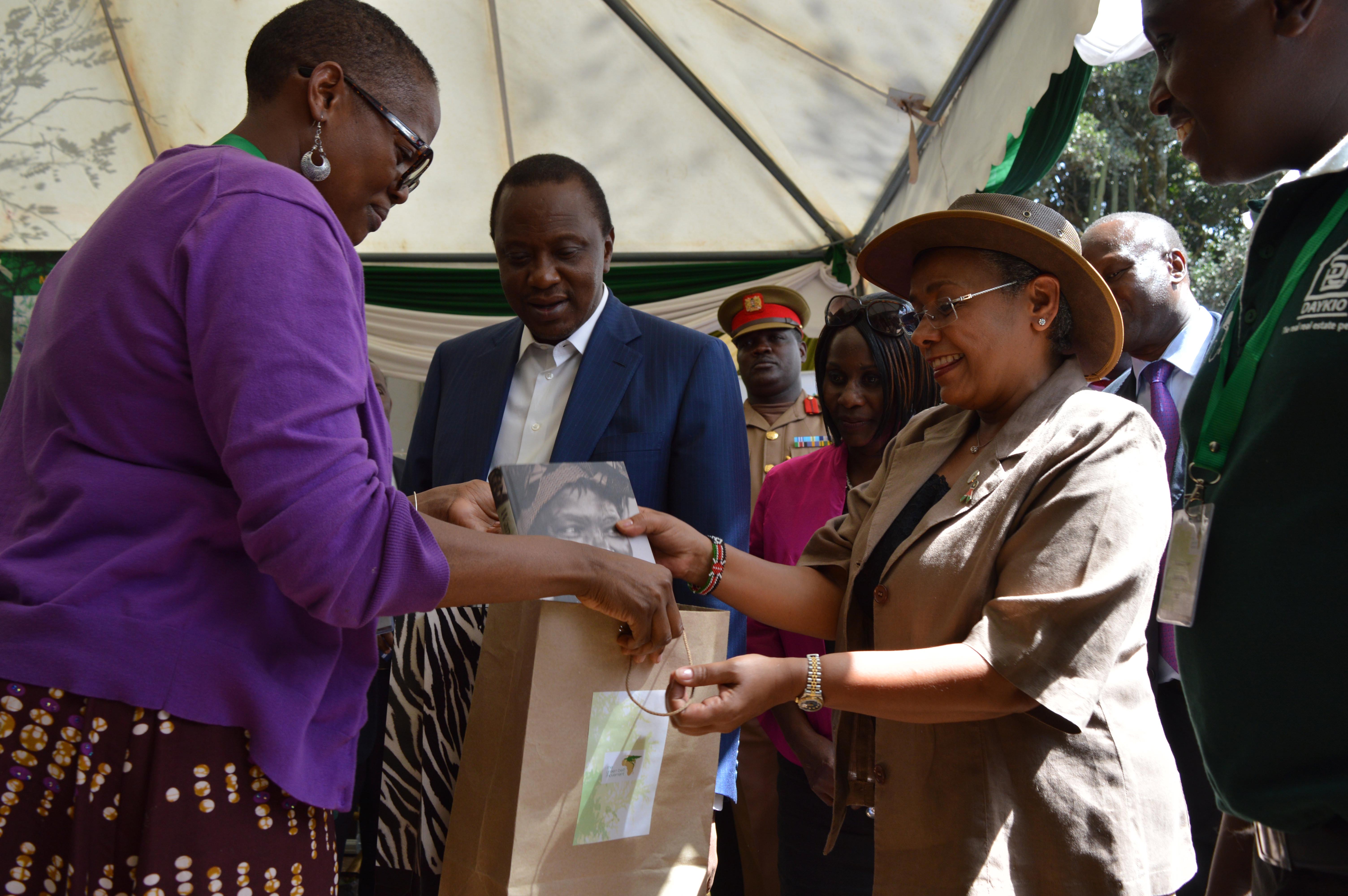 GBM Board Chair, Wanjira Mathai presents a gift to H.E President Uhuru Kenyatta and First Lady Margaret Kenyatta