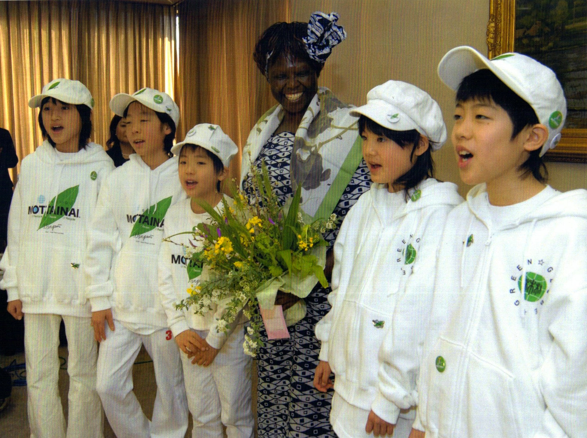 Professor Maathai with students during her visit to Japan